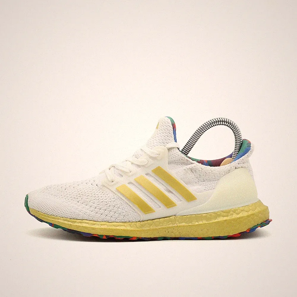 adidas Damen Ultra Boost Laufschuh EU 38 2/3 weiß/gold HP7425 dämpfend Sneaker