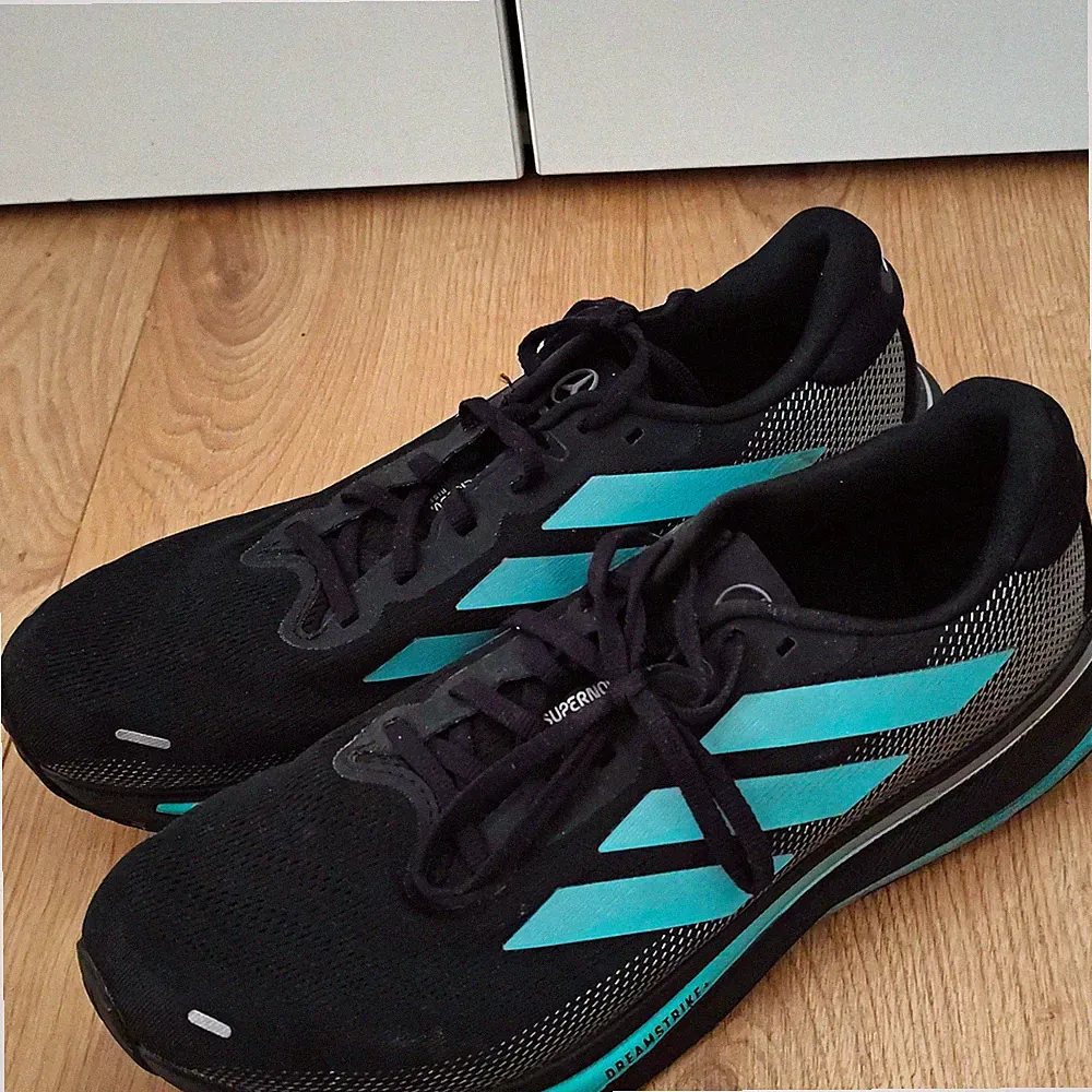 adidas Supernova Rise 2 Herren Laufschuhe Mesh Low Top Schnürung Mercedes Benz.