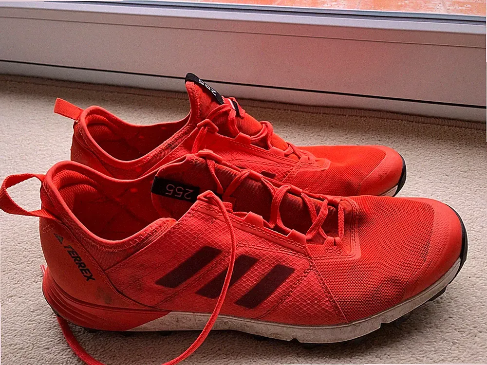 Orange Laufschuh