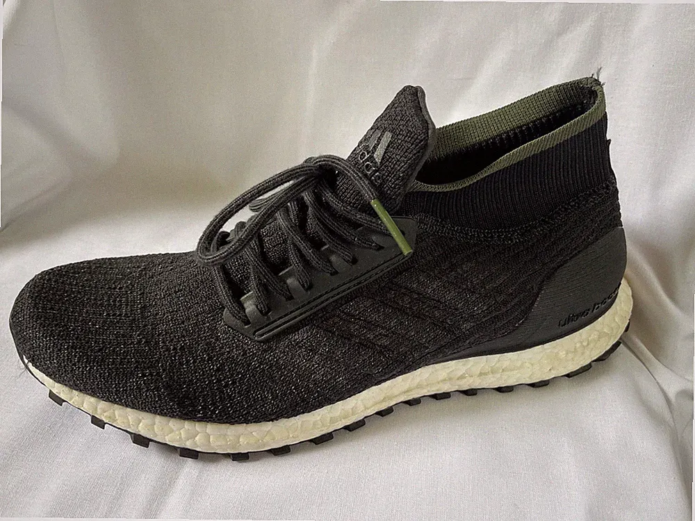 adidas UltraBoost All Terrain, schwarzer Laufschuh mit kleinem Fehler!