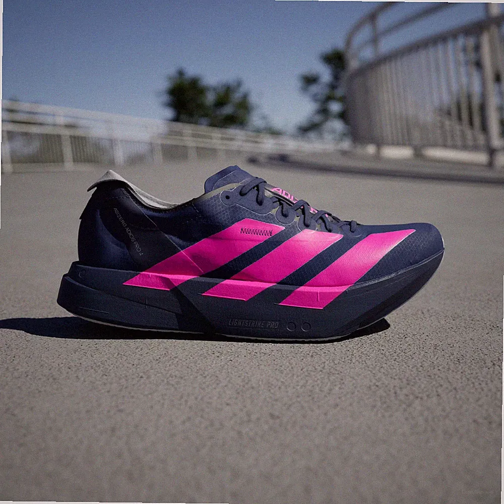 Adizero Adios Pro 4 Laufschuhe in Dunkelblau/Shock Pink/Dash Grey
