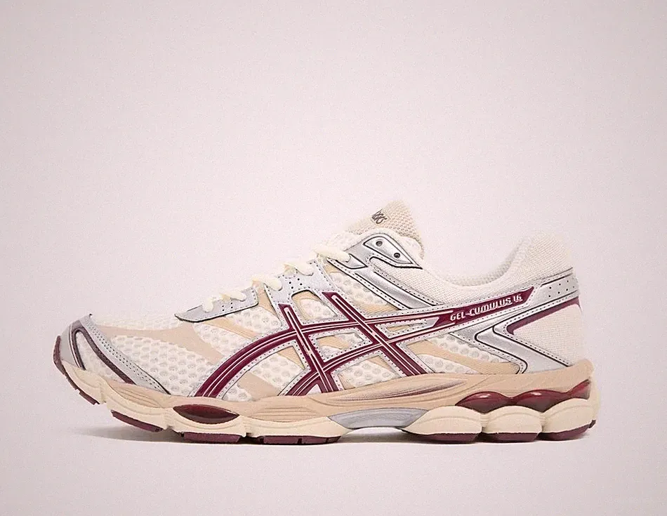 ASICS GEL-CUMULUS 16 Sneaker in Creme und Beniimo Lila Schuhe