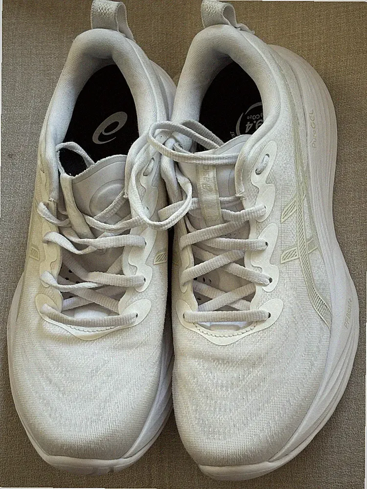ASICS GEL-CUMULUS 27 Damen Laufschuhe Gr. 42 / US 10 / UK 8 weiß wenig getragen
