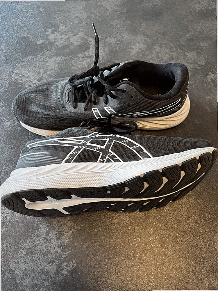 Asics Gel-Excite Laufschuh, Schwarz/Weiß, Größe 43,5