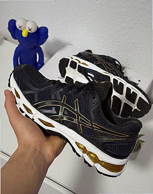 ASICS GEL-Kayano 14 Herren Sneaker EU 41,5 US 8 schwarz/gold/weiß T4H2N