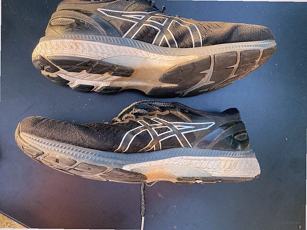 Asics Gel Kayano 27 UK 9,5 Herren Laufschuhe US 10,5 EU 44,5 Schwarz Grau