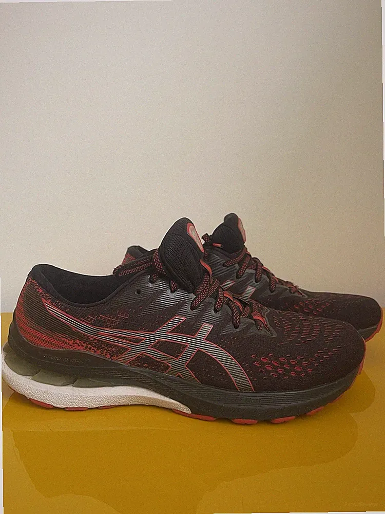 ASICS GEL KAYANO 28 Laufschuhe Unisex Herren Gr. 42 (US 8.5) Schwarz/Rot
