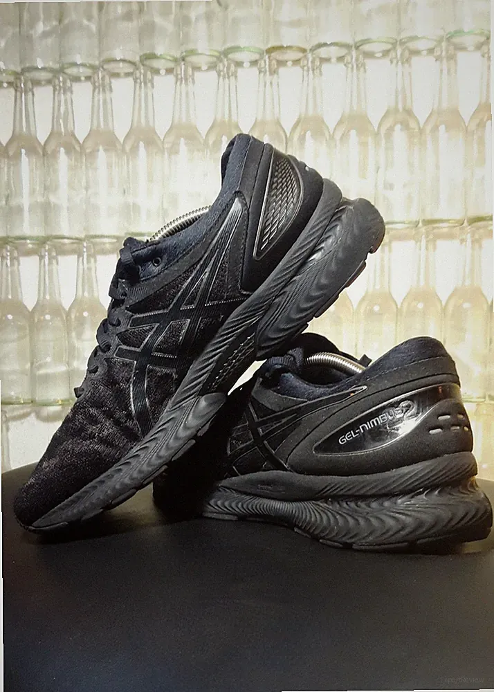 Asics Gel Nimbus 22 Running Sneaker Low / Laufschuhe / Triple Black / Gr. 43,5