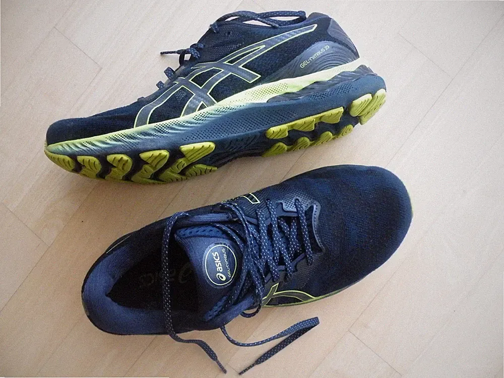 ASICS GEL NIMBUS 23 Gr. 9 / 42,5 top Zustand Laufschuhe Runningshoes Herren blau