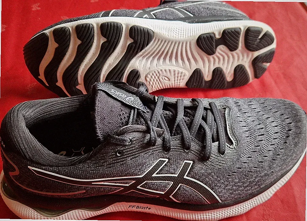 Asics Gel Nimbus 24 Laufschuhe, Größe 42,5