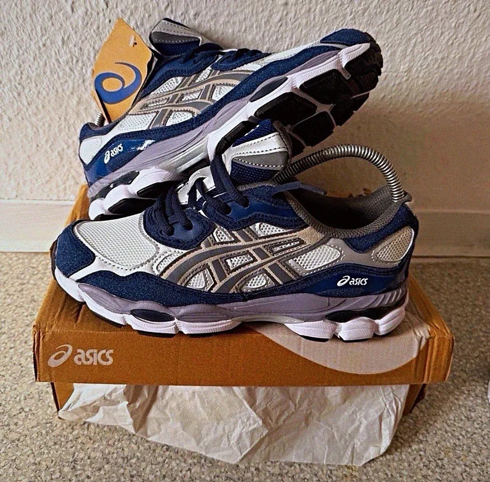 ASICS Herren Laufschuhe Sneaker Low Gr 42 Top Mesh Schnürung Blau/Weiß/Grau