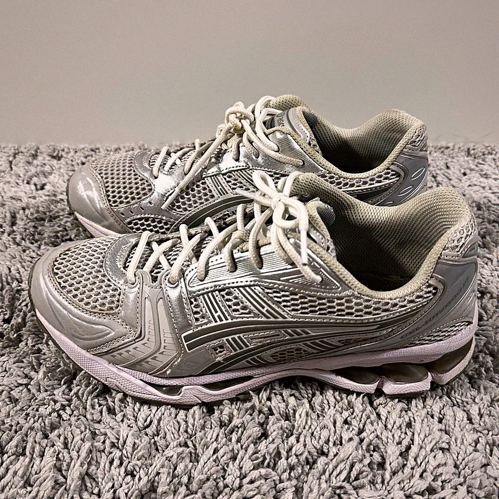 ASICS Herren Laufschuhe Sneaker Silber/Grau EU 43,5 US 9,5 Low Top