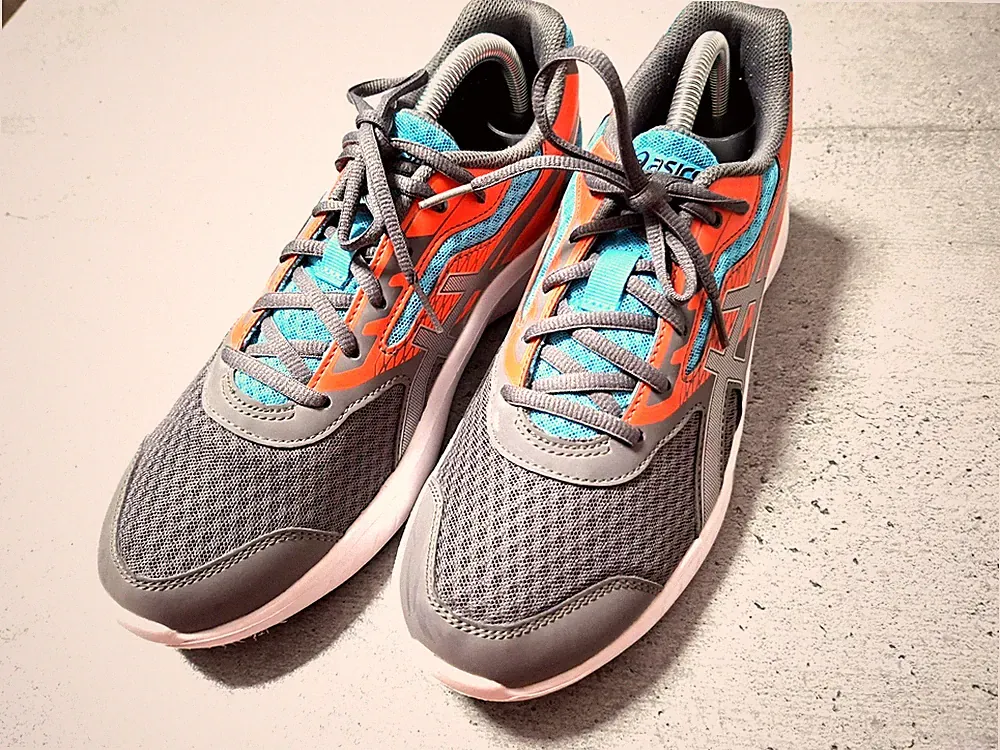 ASICS Laufschuhe Gr.41,5, graues Mesh-Obermaterial