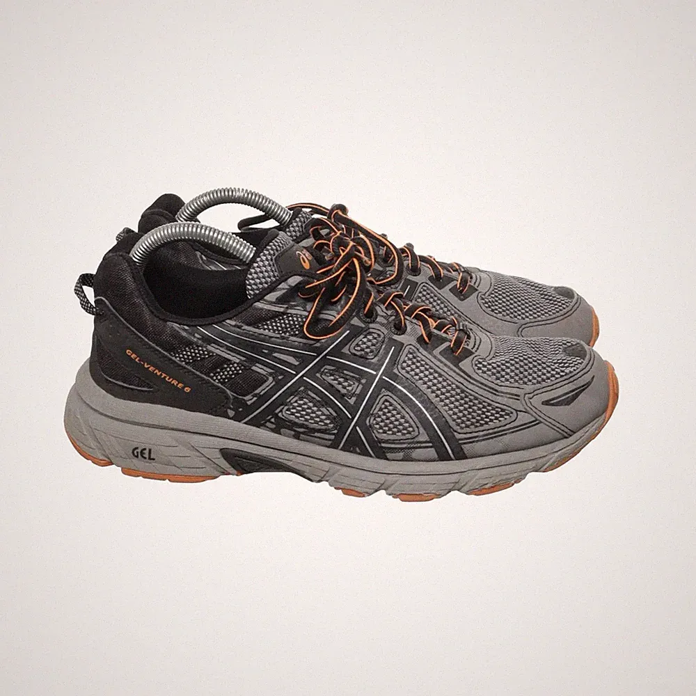 Asics, Laufschuhe, Größe: 41 1/2, Lederimitat, Grau/Schwarz/Orange, Herren #kXa