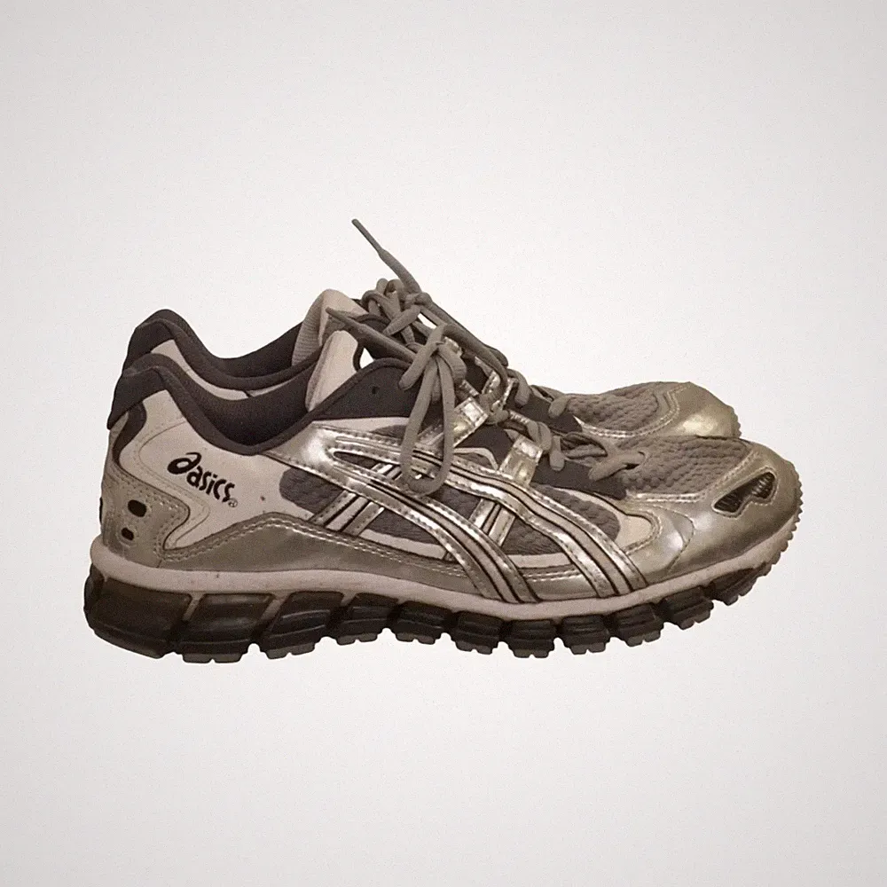 Asics, Laufschuhe, Größe: 42 1/2, Lederimitat, Grau/Silber/Weiß, Herren #1jl