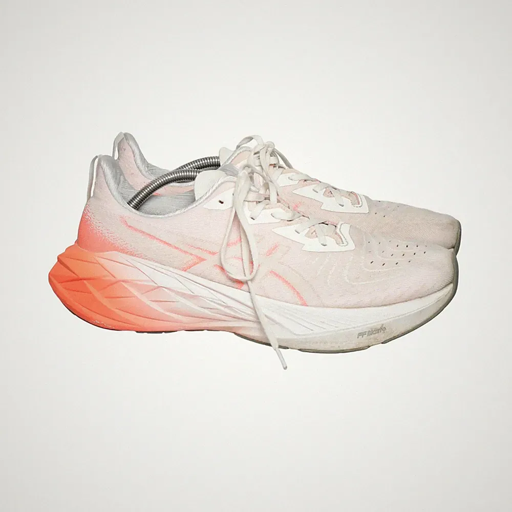 Asics, Laufschuhe, Größe: 46, model: novablast, Pink/Weiß/Grau, Herren #Ikz