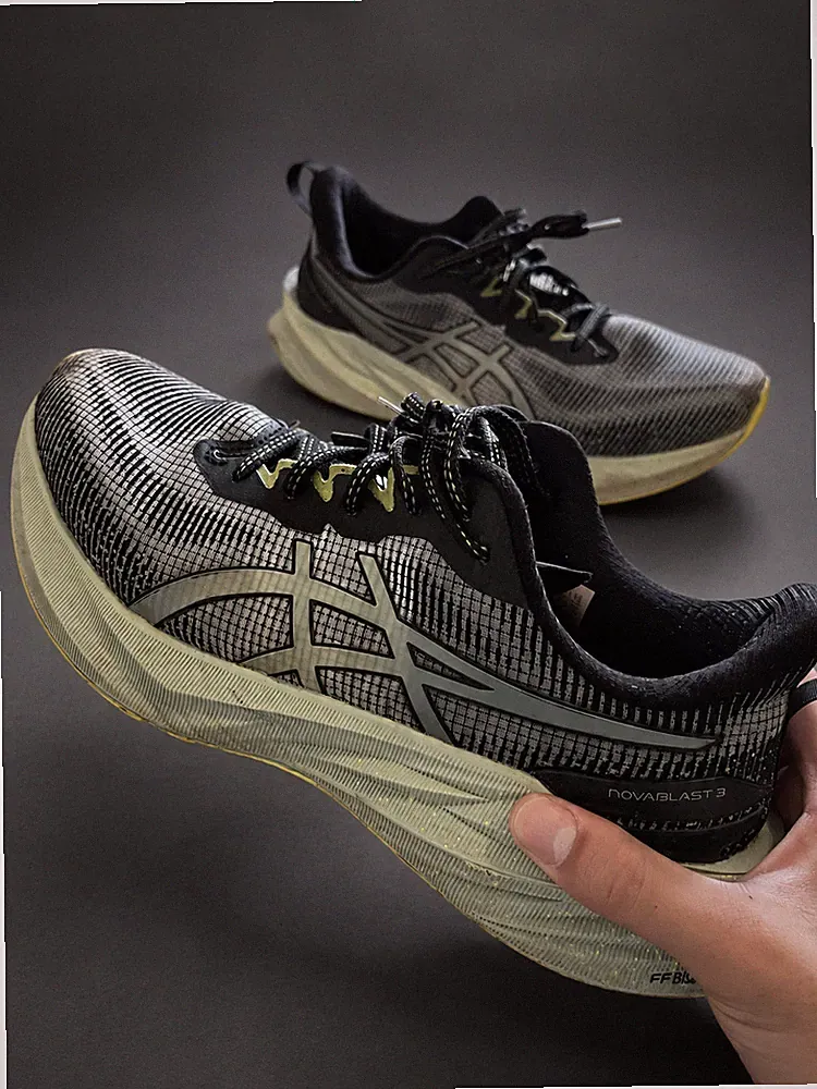 ASICS Novablast 3 LE Herren Laufschuhe Gr. 44 Schwarz Gelb 1011B591