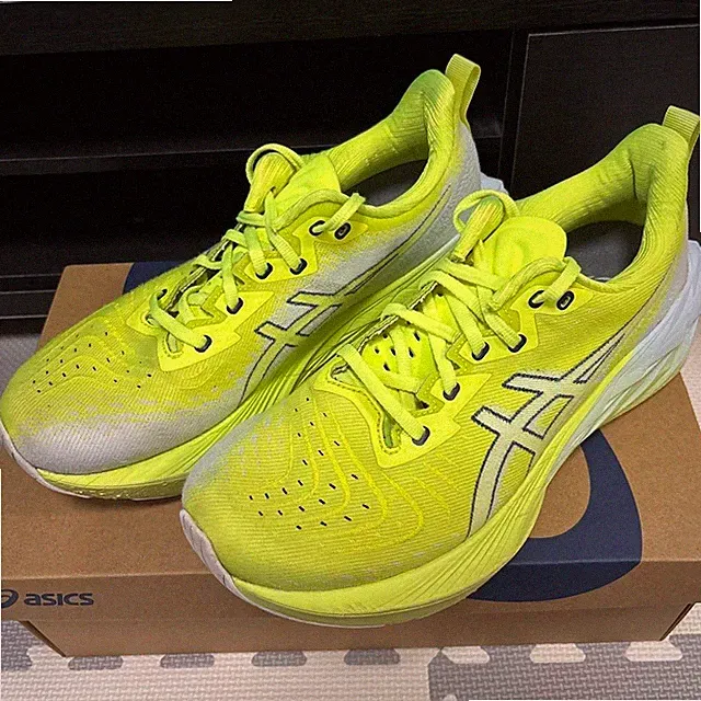 ASICS NOVABLAST 4 1011B693 750 Safety Yellow Cool Grey Laufschuhe Sport