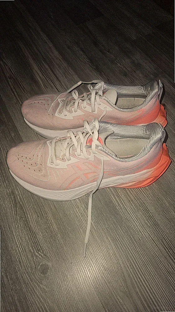 ASICS Novablast 4 DAMEN LAUFSCHUHE, GRÖßE 40,5 WEIß PINK