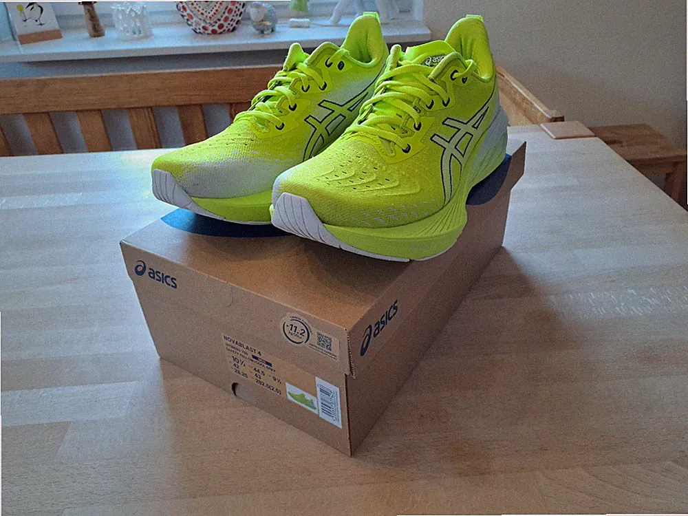 Asics Novablast 4 Herren Laufschuhe, Gr 44.5, Sehr guter Zustand