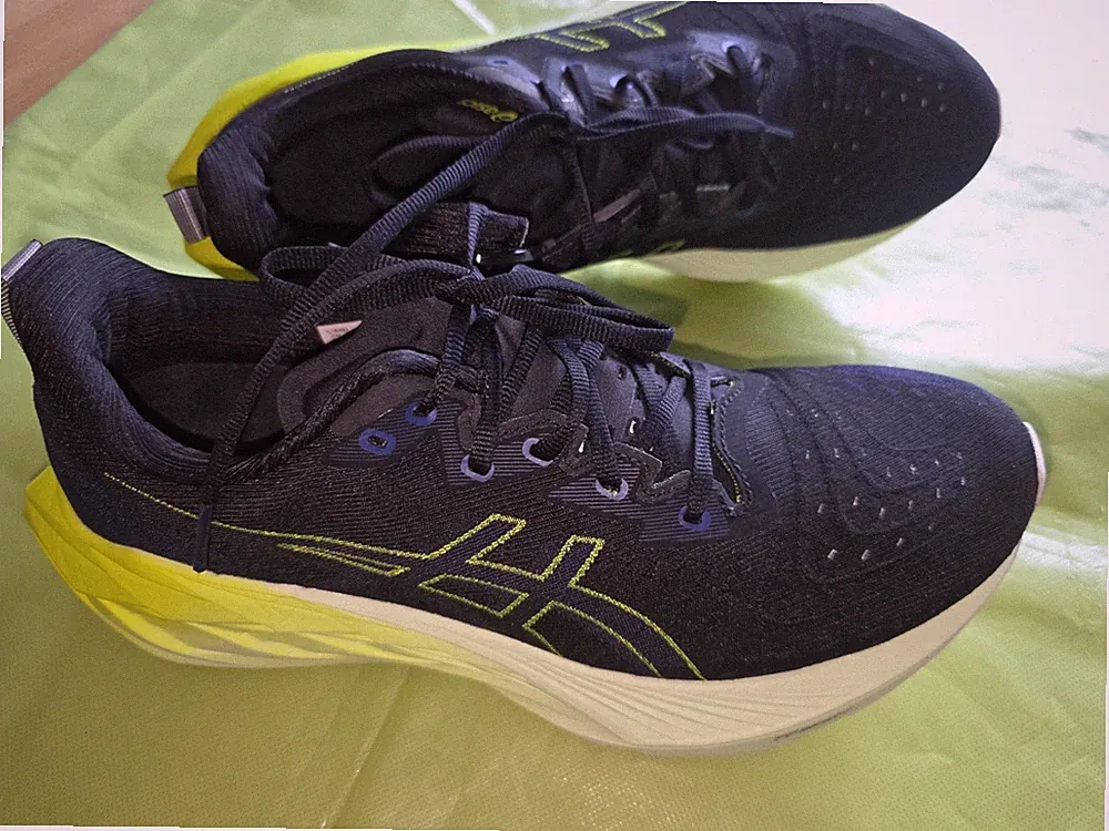 ASICS Novablast 4 Laufschuhe Herrenschuhe Sneaker Schuhe Gr.42,5 Schwarz/Gelb