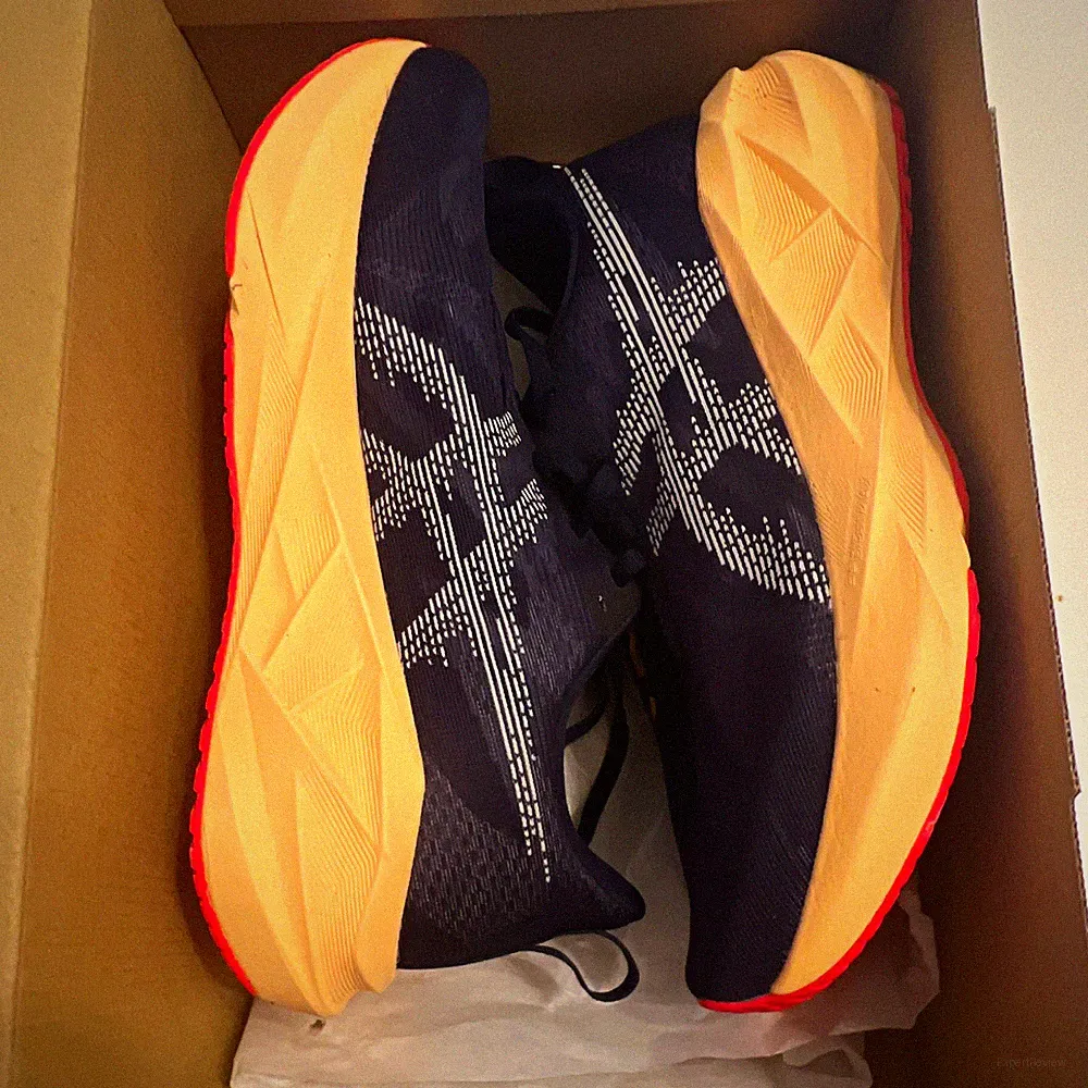 ASICS Novablast 5 Herren Laufschuhe Mesh atmungsaktiv Blau/Orange EU 42,5