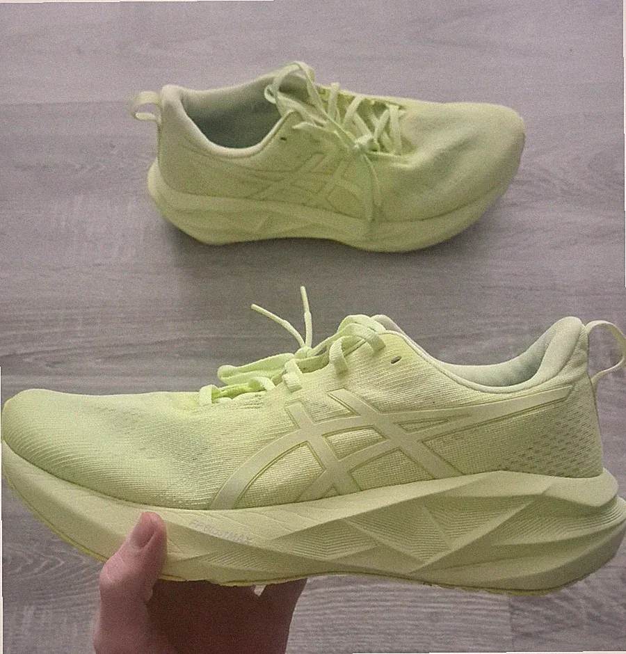 ASICS Novablast 5 Lite ShowHerren Laufschuhe Gelb EU 45 US 11