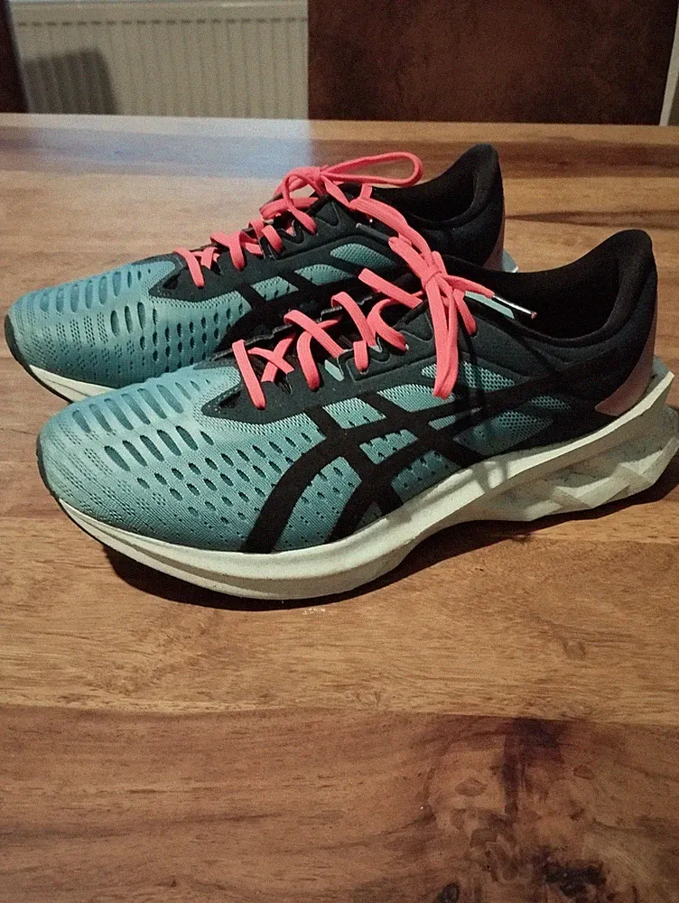 Asics Novablast SPS, Gr. 43,5 Laufschuhe Marathon Sportschuhe Herren, neuwertig