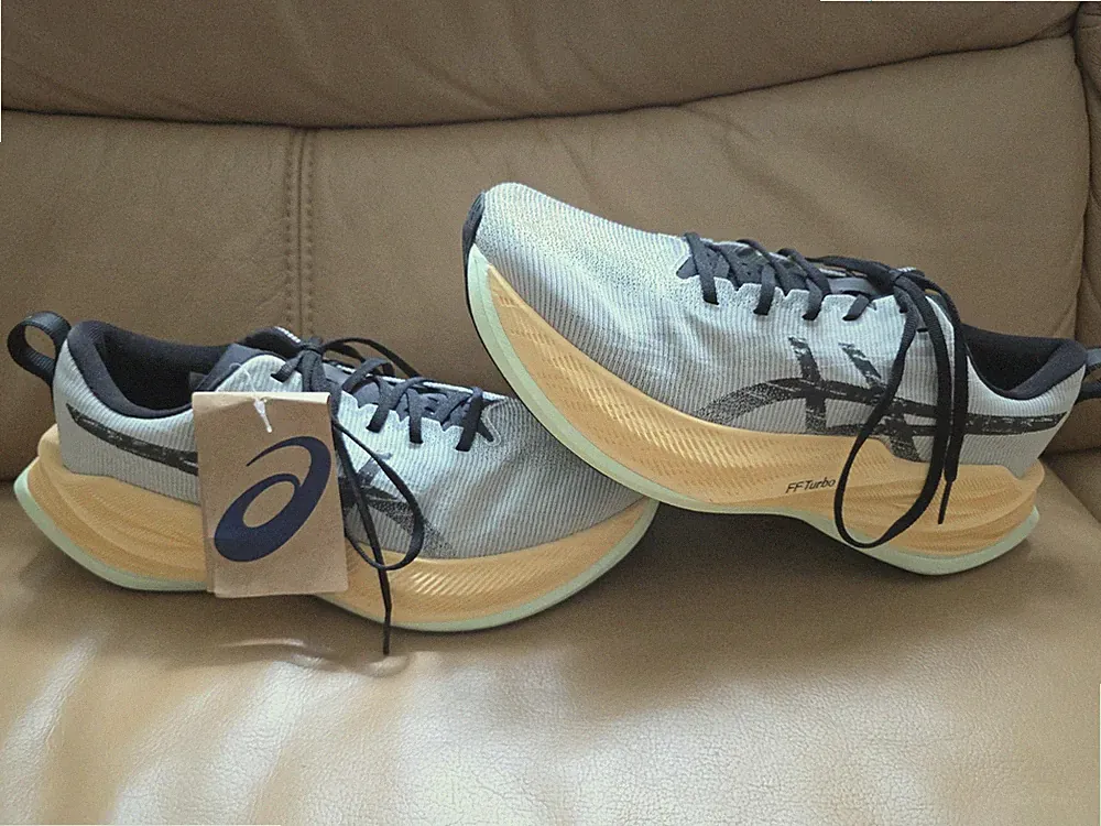 ASICS SUPERBLAST Laufschuhe original EU 42,5 US 9 Neu