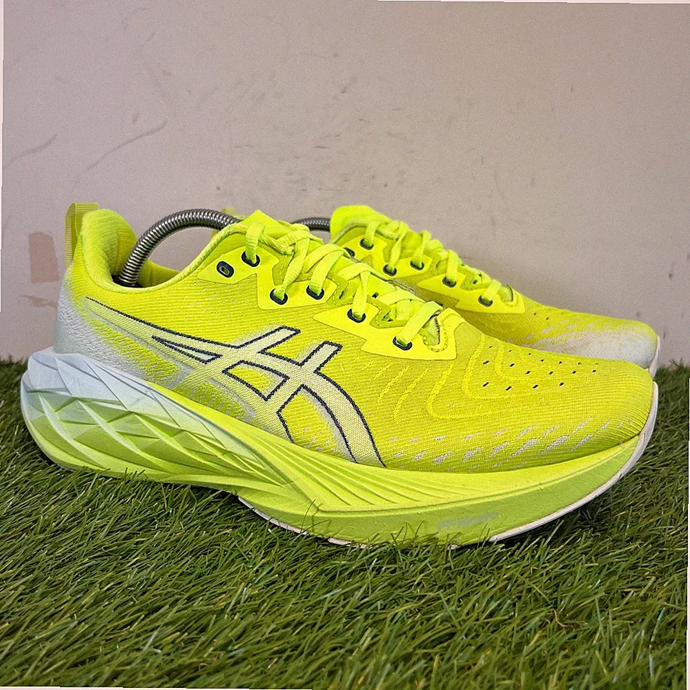Asics Turnschuhe Größe 10 Herren gelb Novablast 4 Outdoor sportliche Laufschuhe