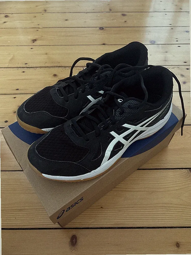 Asics Upcourt 6 black/white Größe 4,5, US 7,5 Top Zustand Hallenschuh Schulsport