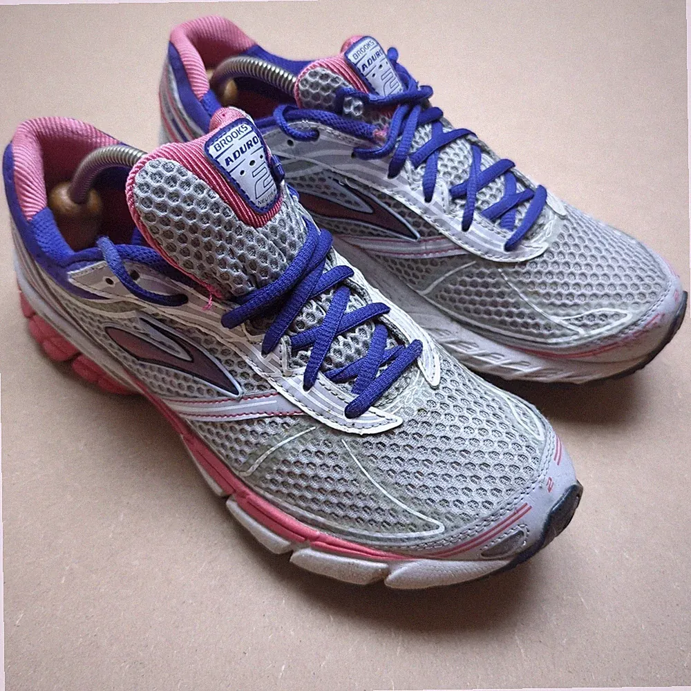 Brooks Aduro 2 Laufschuhe Herren UK 10 Grau Pink Blau Y2K Sportschuhe