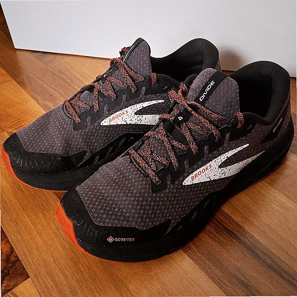 Brooks Divide GORE-TEX Herren Laufschuhe Low Top EU 44 Grau/Schwarz/Orange