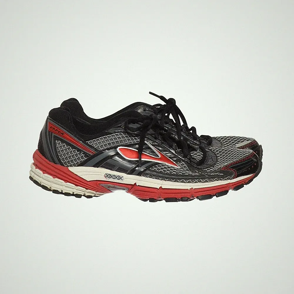 Brooks, Laufschuhe, Größe: 42 1/2, model: vapor, Schwarz/Rot/Grau, Herren #13C