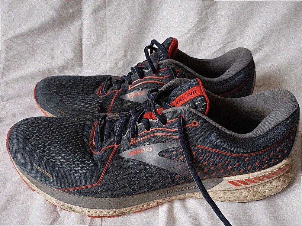 BROOKS Laufschuhe Sportschuhe Gr. 49,5 UK15 Loch