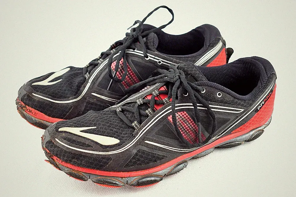 Brooks PureFlow 3 Laufschuhe Herren Schwarz Rot EU 44,5 US 10,5 stark gebraucht