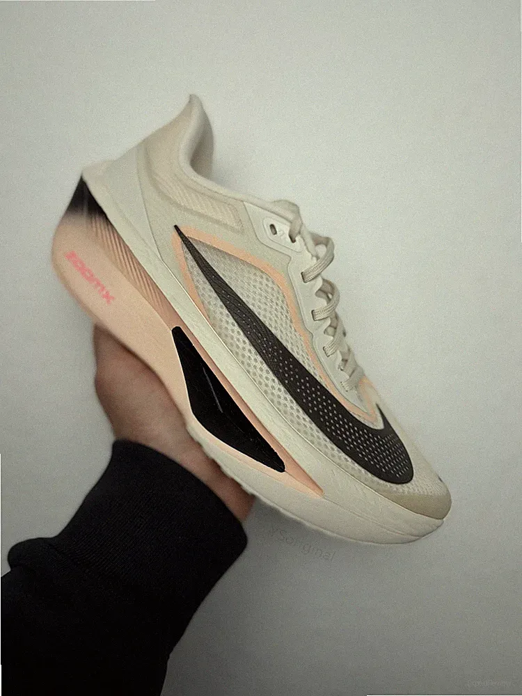 Beige Leichtathletikschuh