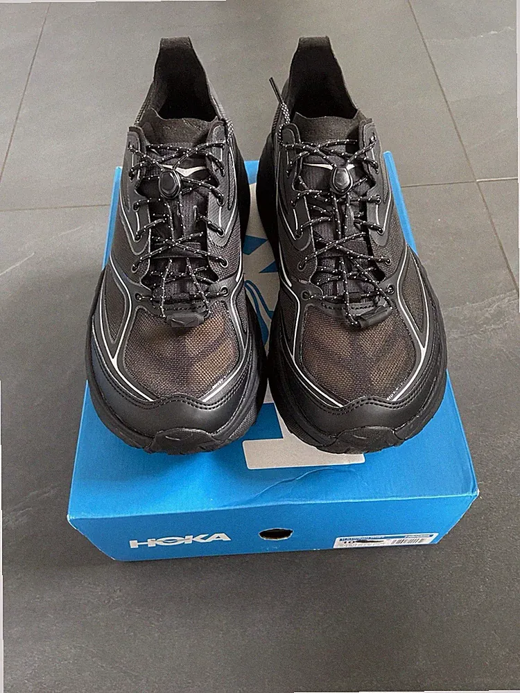 Herren Hoka Stinson One7, Hybrid Trail Laufschuhe, schwarz/silber, UK 9,5, NEU