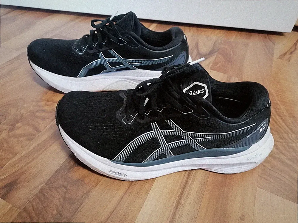 Herren Laufschuhe ASICS Gr. 44 GEL-KAYANO 30 schwarz/weiß Style 1011B685.002