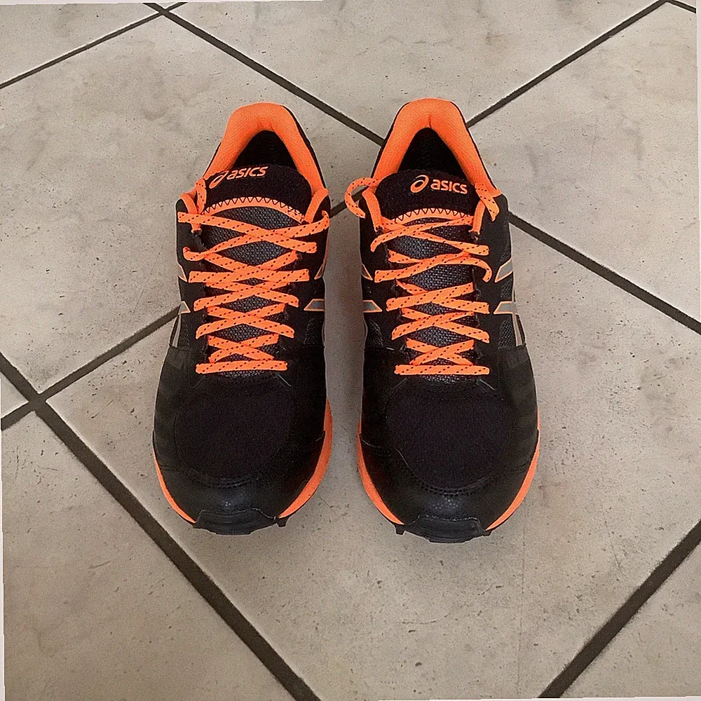 Herren Laufschuhe mit Spikes von Asics