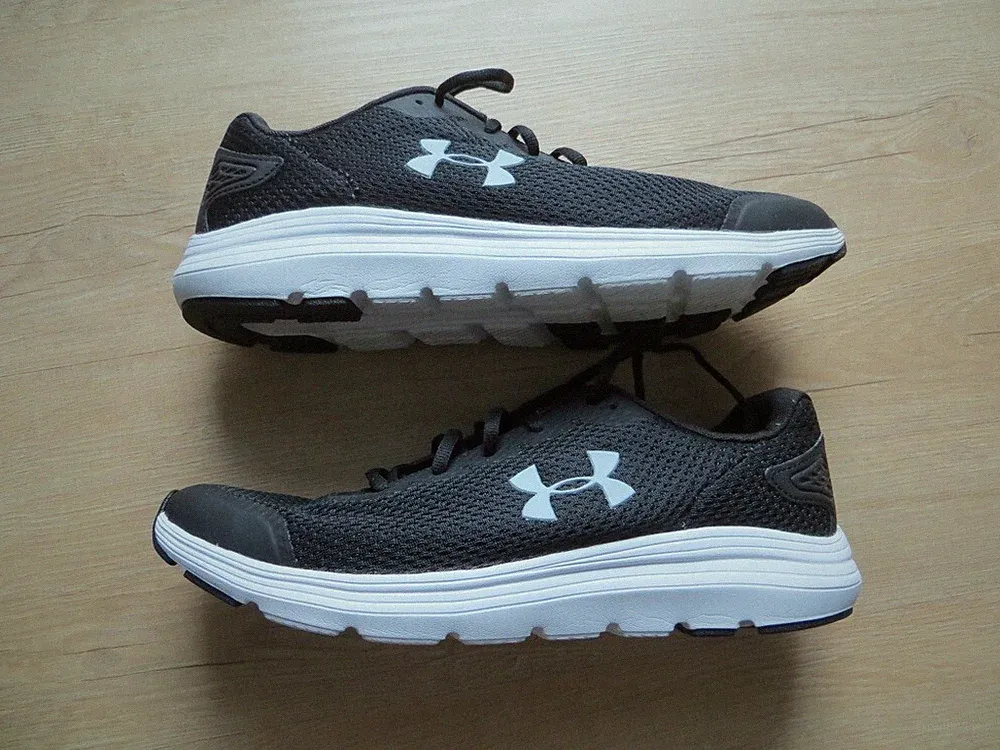 Herren Sneaker Laufschuhe Sportschuhe Under Armour Surge schwarz weiss Gr. 45