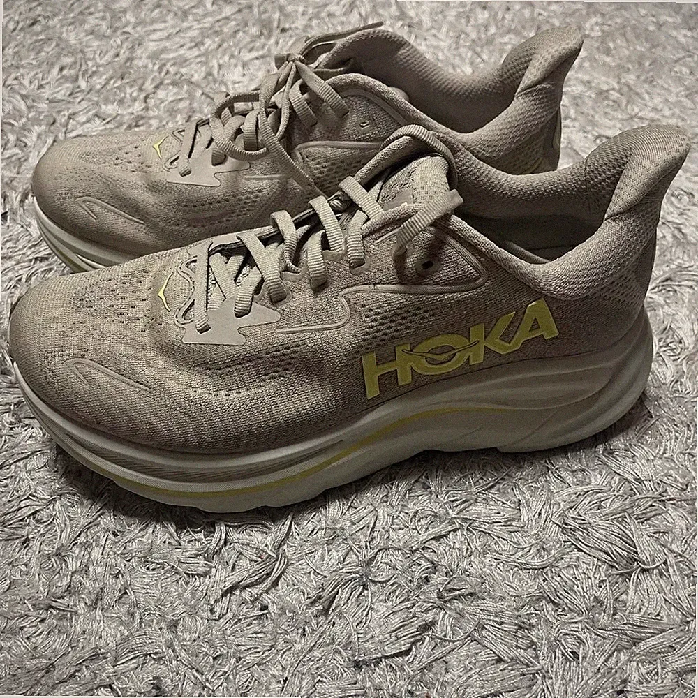 HOKA Clifton 10 Wide Herren Laufschuhe Beige 25 cm Neu im Karton