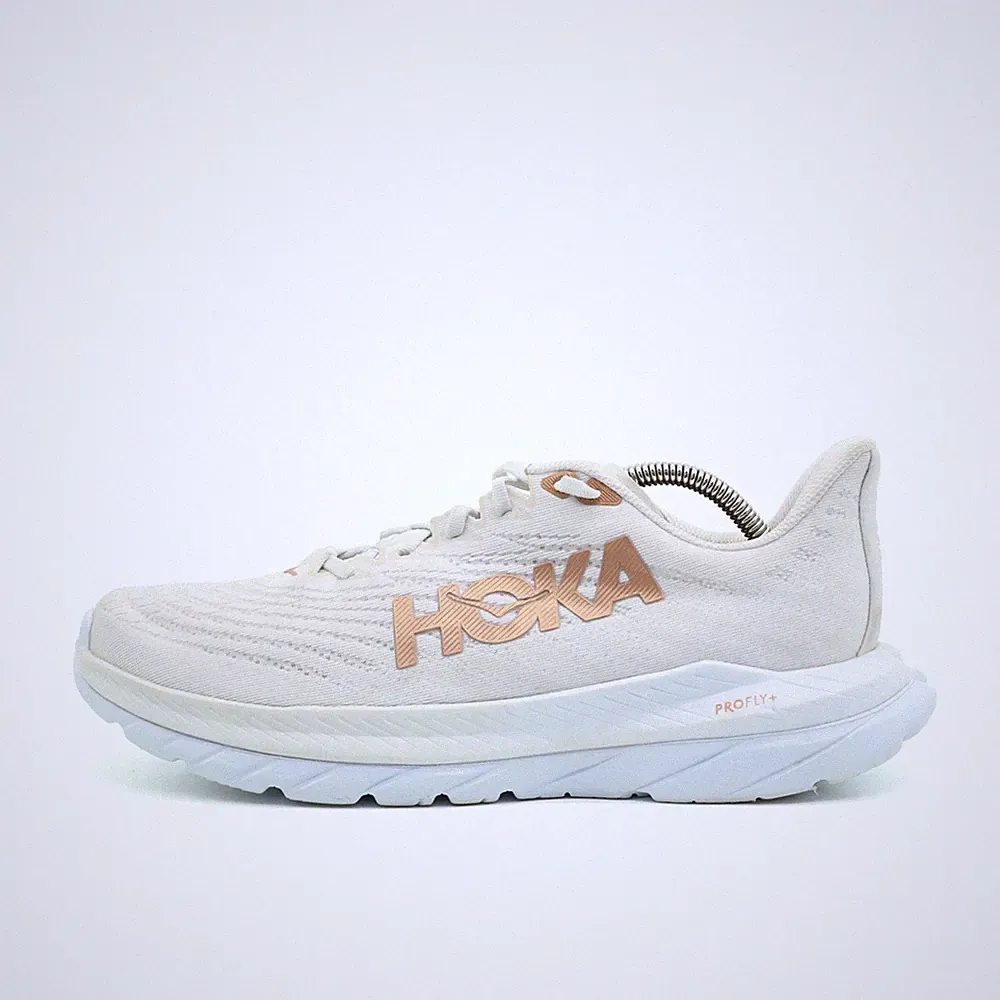 Hoka One Herren Mach 6 Sportschuh weiß/gold Textil Low-Top Laufschuhe EU 42 2/3