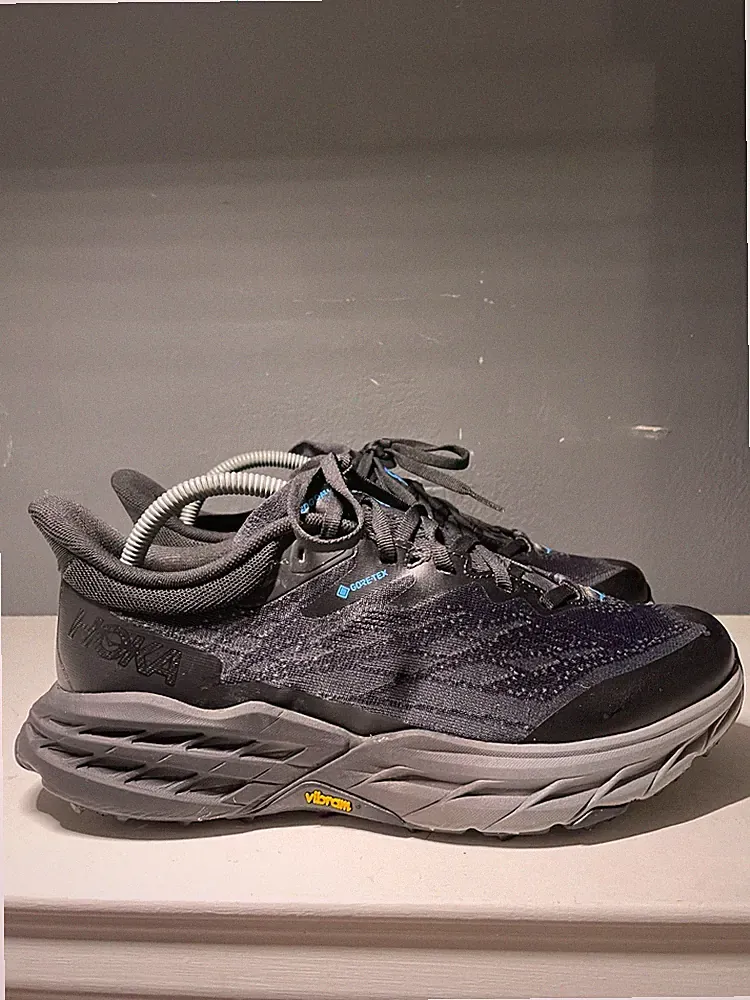 HOKA One One Herren Speedgoat 5 GTX Laufschuhe Turnschuhe 8 UK oder 42 EU schwarz