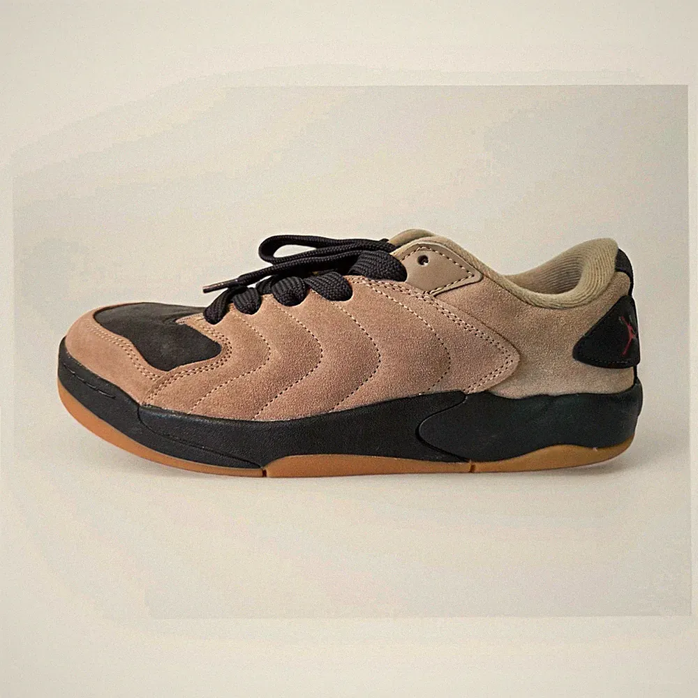 Jordan Session Herren Sneaker Low Top Leder 45,5 beige/schwarz/rot Gummi