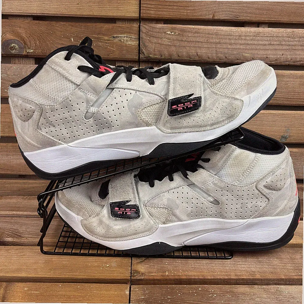 Jordan Turnschuhe Erwachsene Größe UK 16 Zion 2 Photon Dust Flash purpurrot Nike Schuhe Herren