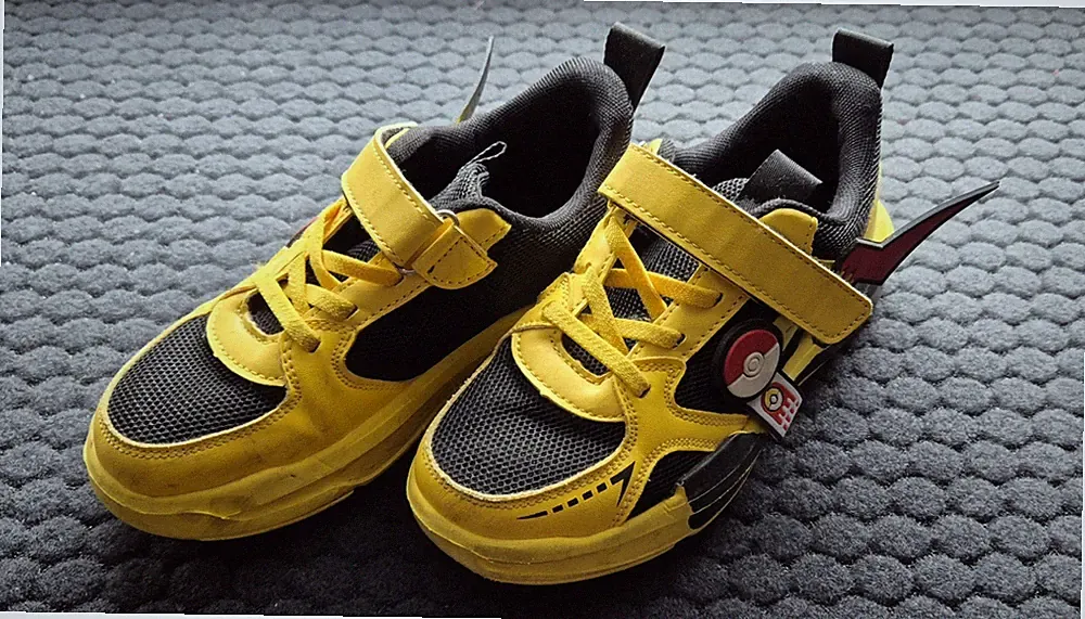 Kinder Schuhe Sportschuhe Laufschuhe im Pokemon Pikachu look Gelb Größe 33