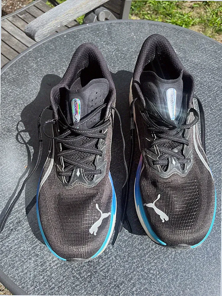 Laufschuh Puma Deviate NITRO 4 in schwarz weiß blau rosa Größe 44.5 mit PWRPlate