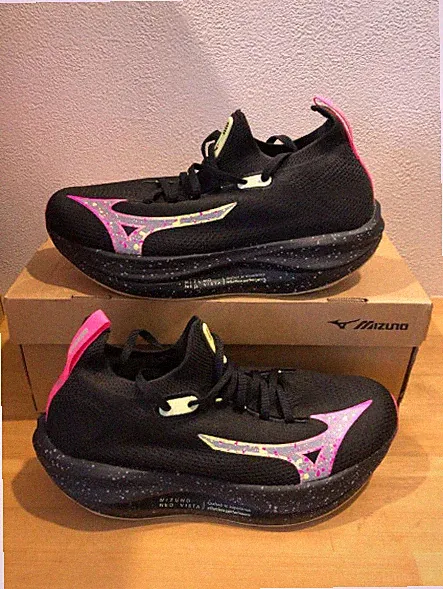 MIZUNO NEO VISTA Laufschuhe Plateau US6,5 Weite 2E Schwarz Pink Gelb Unisex