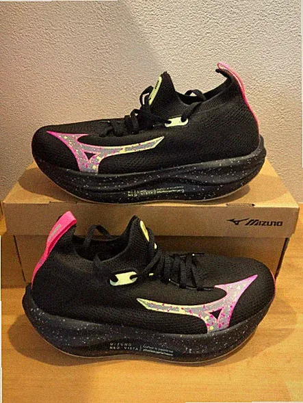 MIZUNO NEO VISTA Laufschuhe Plateau US6,5 Weite 2E Schwarz Pink Gelb Unisex